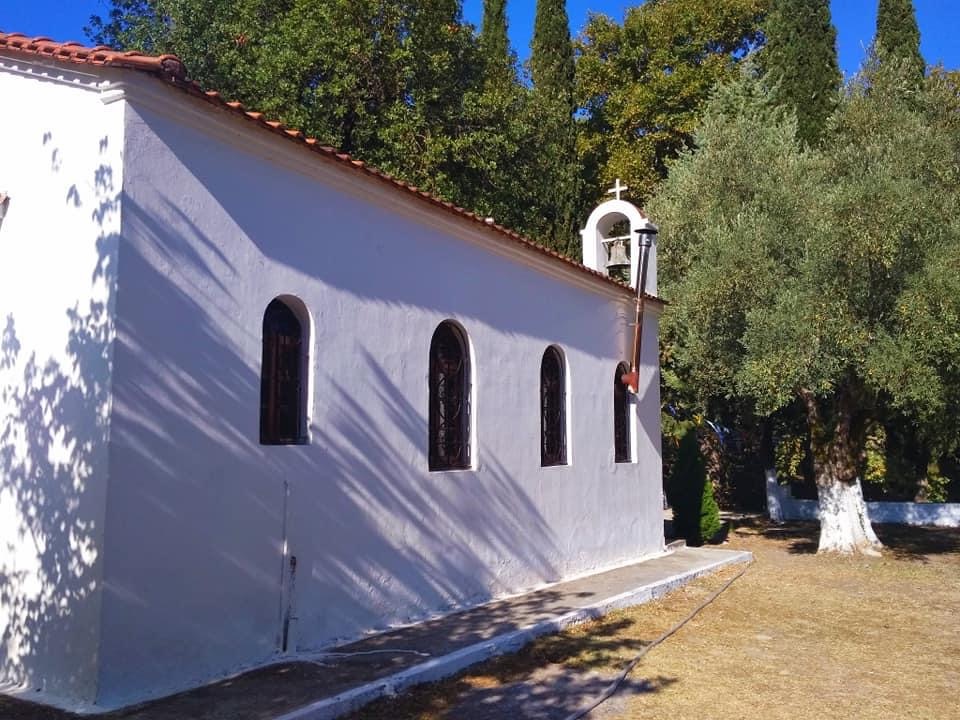 Το εκκλησάκι της Παναγίας Ντινιούς ║ Πηγή φωτογραφίας | www.evima.gr