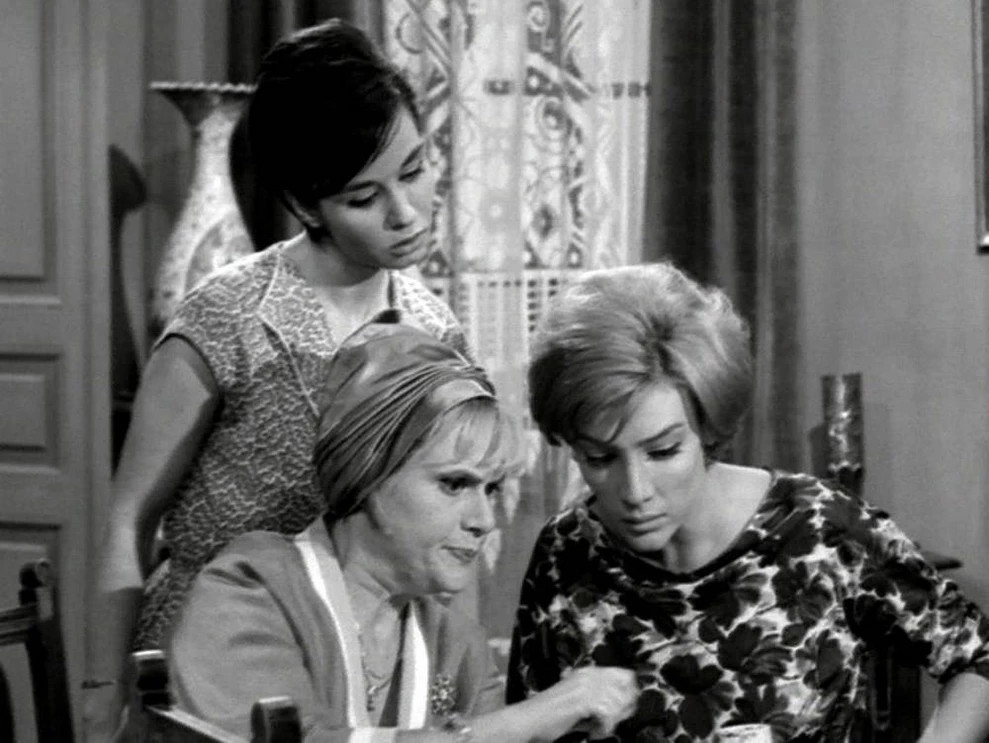 H Μάρω Κοντού με την Δέσπω Διαμαντίδου και την Κατερίνα Γώγου στην ταινία «Η γυνή να φοβήται τον άνδρα» (1965) ║ Photo by www.newsbeast.gr